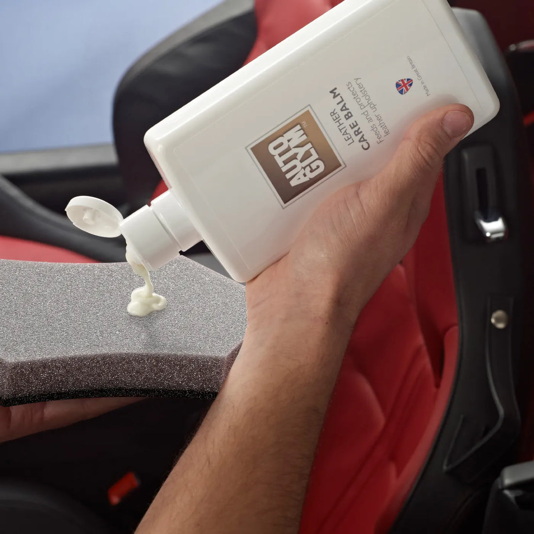 Nærer og fugter læderet