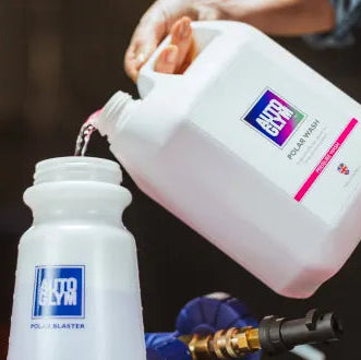 Giver et tyks lag af skum på lakken